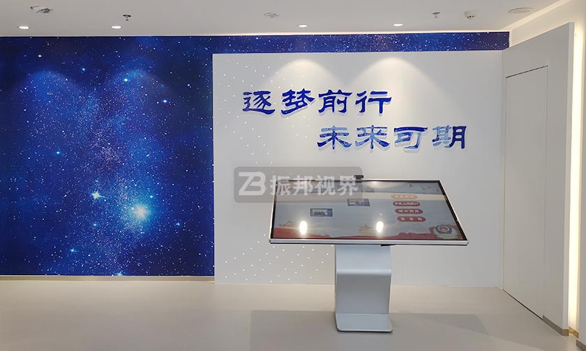 企業展廳中的電子簽名一體機