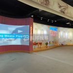 弧幕投影技術革新，打造沉浸式觀展新體驗。