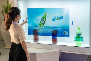 在展廳設計中運用互動透明屏，具體能帶來哪些獨特的優勢與好處？