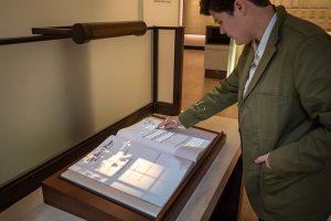 智能展廳必備方案：電子翻書技術+多場景一體機聯(lián)動解決方案！